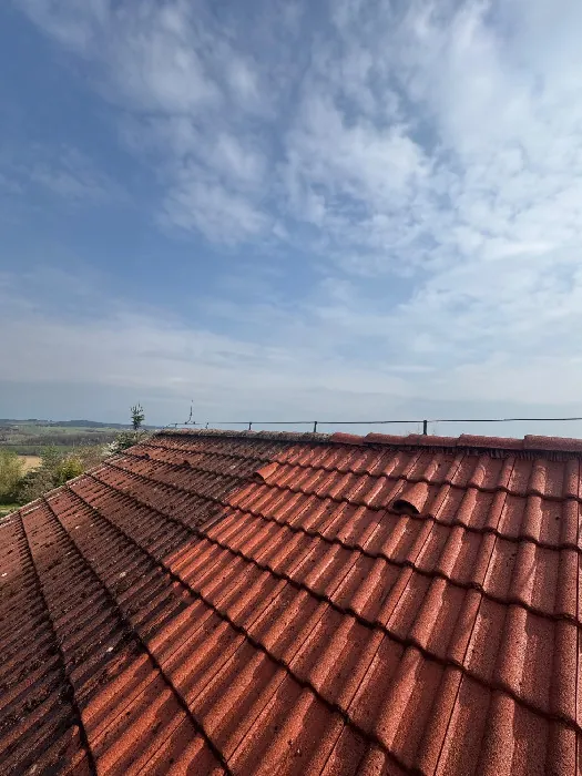 Technik Ginestra Clean při tlakovém čištění střešní krytiny s jištěním