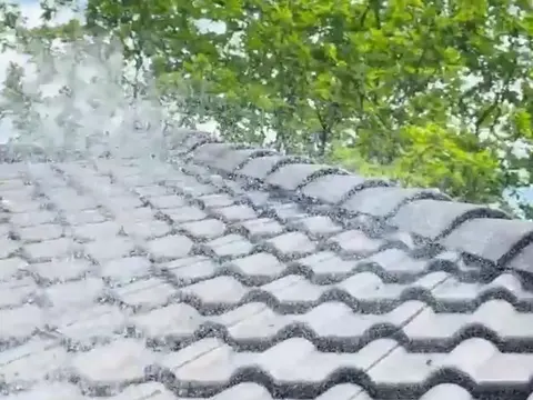 Voda perlí na impregnovaném povrchu.