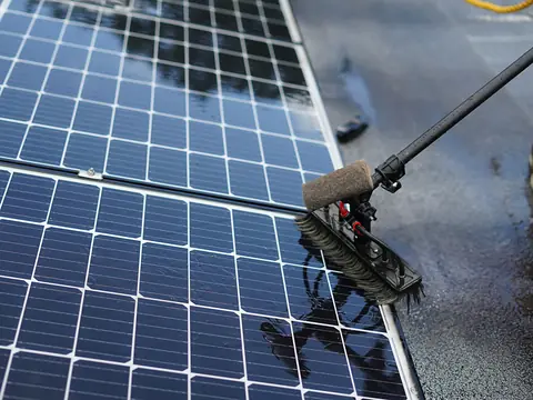 Čistenie solárnych panelov kefou s&nbsp;prívodom demineralizovanej vody.